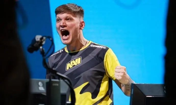 这也行？陌生男子闯入SN基地试图指导选手打游戏